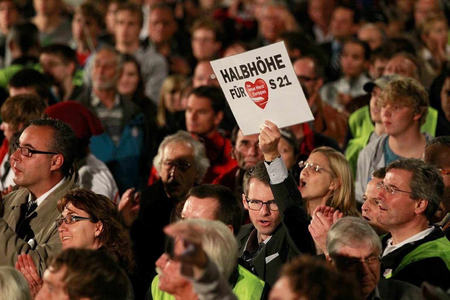 Der Protest gegen das Bauprojekt „Stuttgart 21" mündete in schweren Demonstrationen. Verletzte blieben nicht aus.