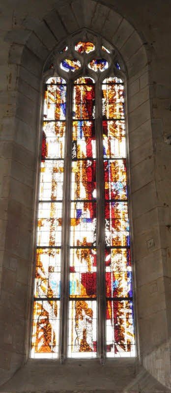 Die beiden neuen Chorfenster nehmen Architektur-Elemente und Farben aus der Kirche auf.