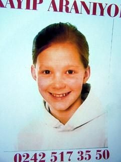 Mit diesem Plakat wurde nach dem vermissten Mädchen gesucht. (Foto: dpa)