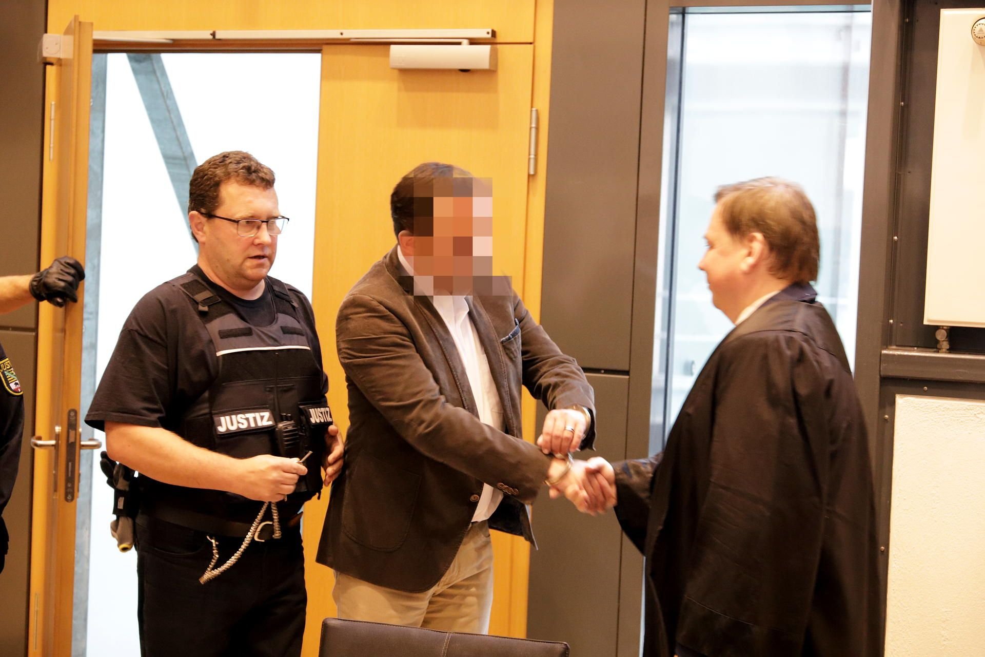 Der Angeklagte wurde zum Prozessauftakt im September mit Handschellen vorgeführt.
