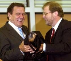 Der SPD-Bundestagsabgeordnete Hans-Jürgen Uhl mit dem damaligen Bundeskanzler Gerhard Schröder. (Archivfoto: dpa)