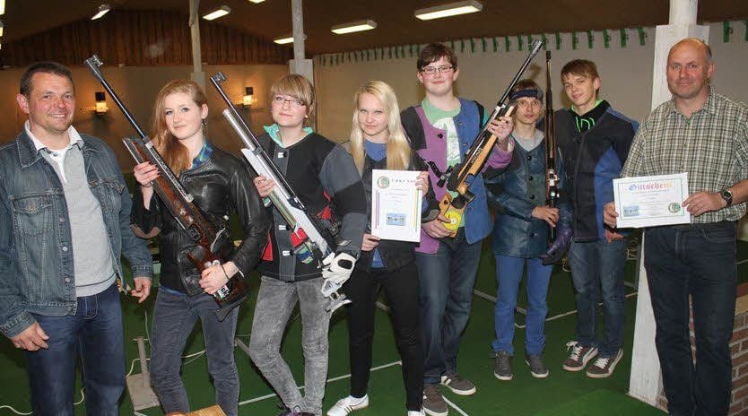 Trainer Rumpf (links) und seine Schützlinge, rechts: Vereins-Chef Reppin.