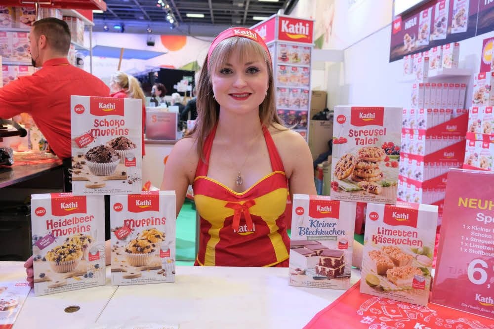 Lisa Deistler präsentiert die neuen Kathi-Produkte auf der Grünen Woche in Berlin.