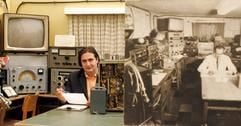 Der Leiter der Sternwarte Bochum, Thilo Elsner, sitzt in Bochum hinter einer alten Fotografie, die als Vorbild für die Rekonstruktion des sogenannten «Sputnikkeller» seines Vorgängers Heinz Kaminski in Bochum diente. (Foto: dpa)