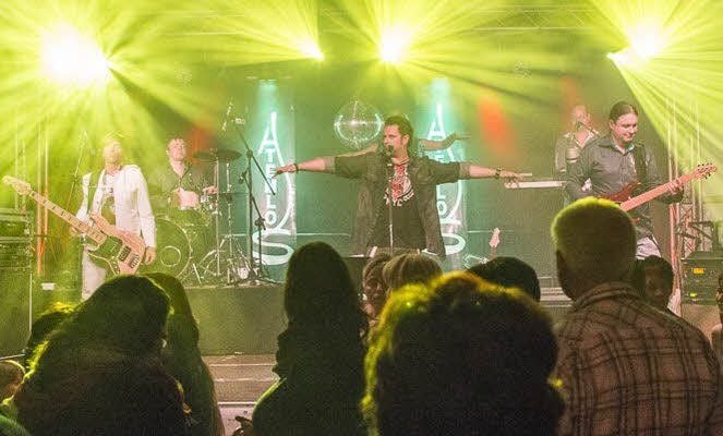 Als Mathieu Pastell ist er Wochenende für Wochenende mit seiner Partyband „Atemlos“ unterwegs.