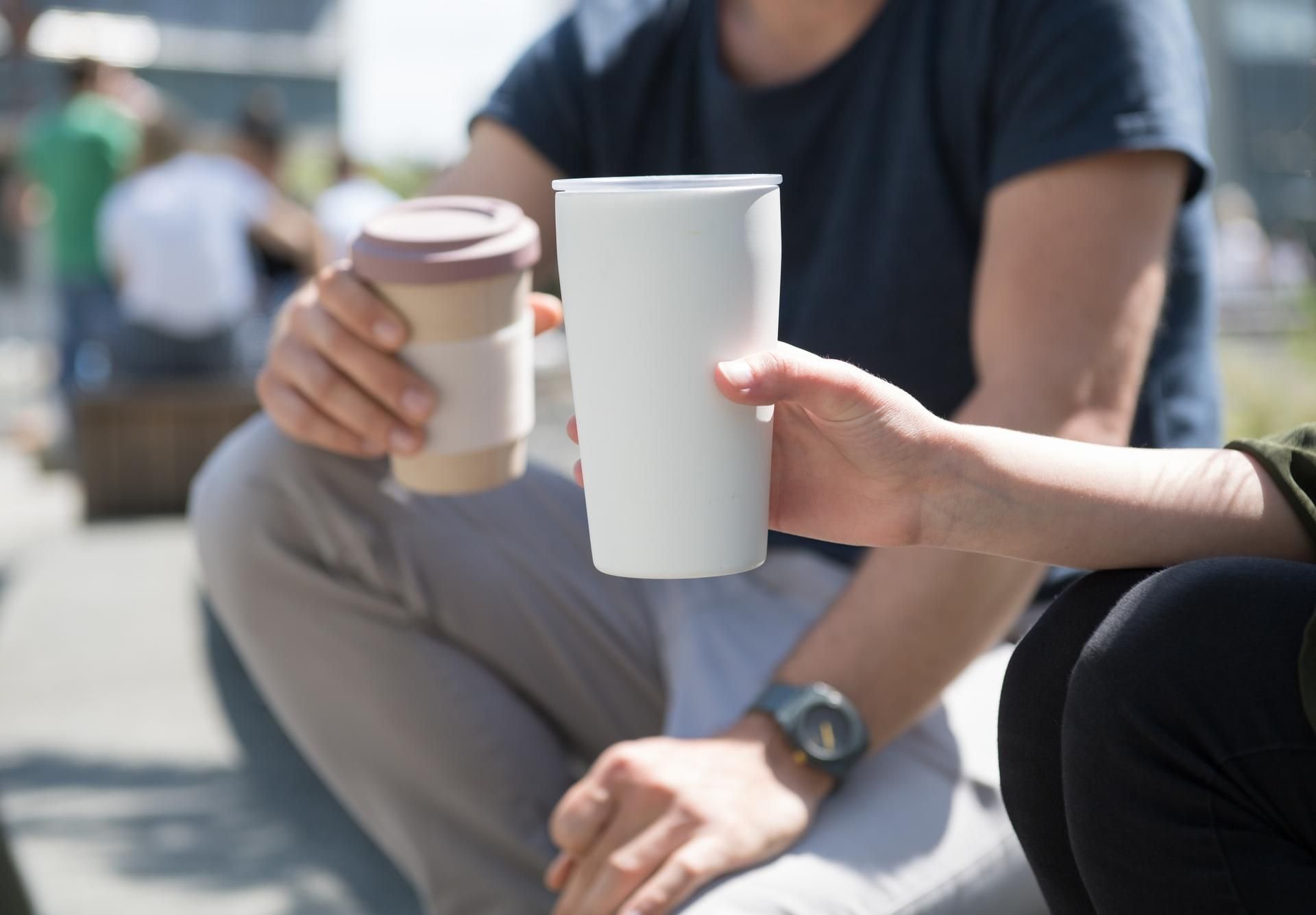 Wer gerne unterwegs Kaffee trinkt, sollte der Umwelt zu Liebe unbedingt auf Wegwerf-Deckel verzichten (Symbolbild).