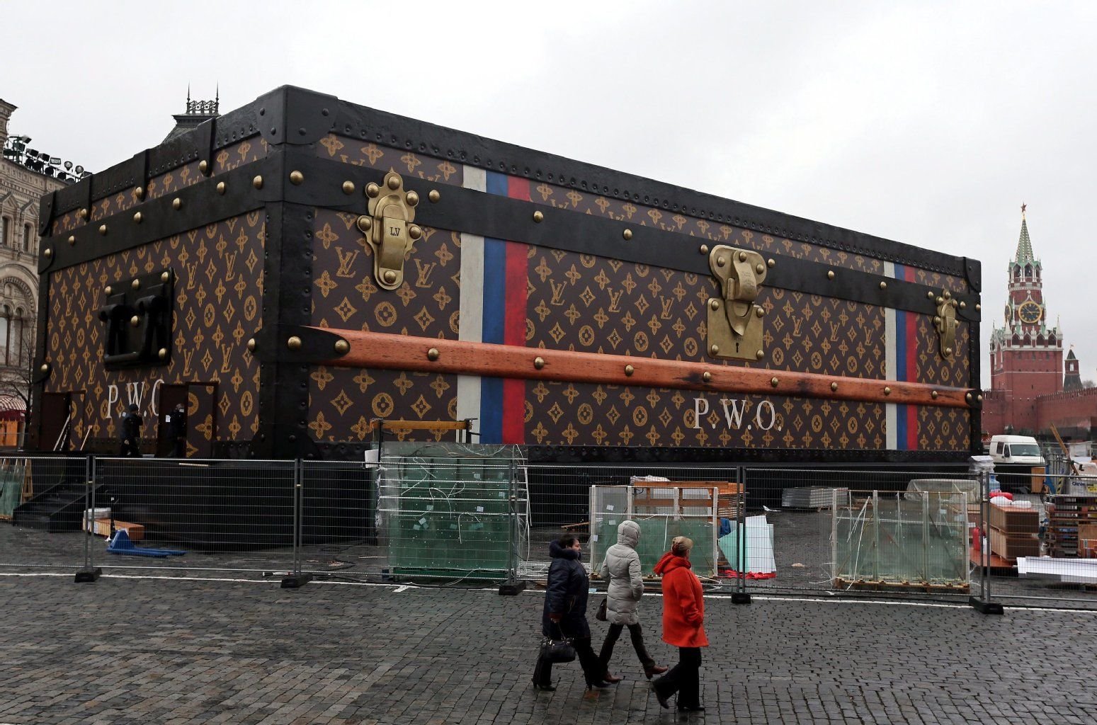 Das Modeunternehmen Louis Vuitton hatte den braungelben Pavillon vor wenigen Tagen in Zusammenarbeit mit dem benachbarten Nobelkaufhaus GUM aufstellen lassen.