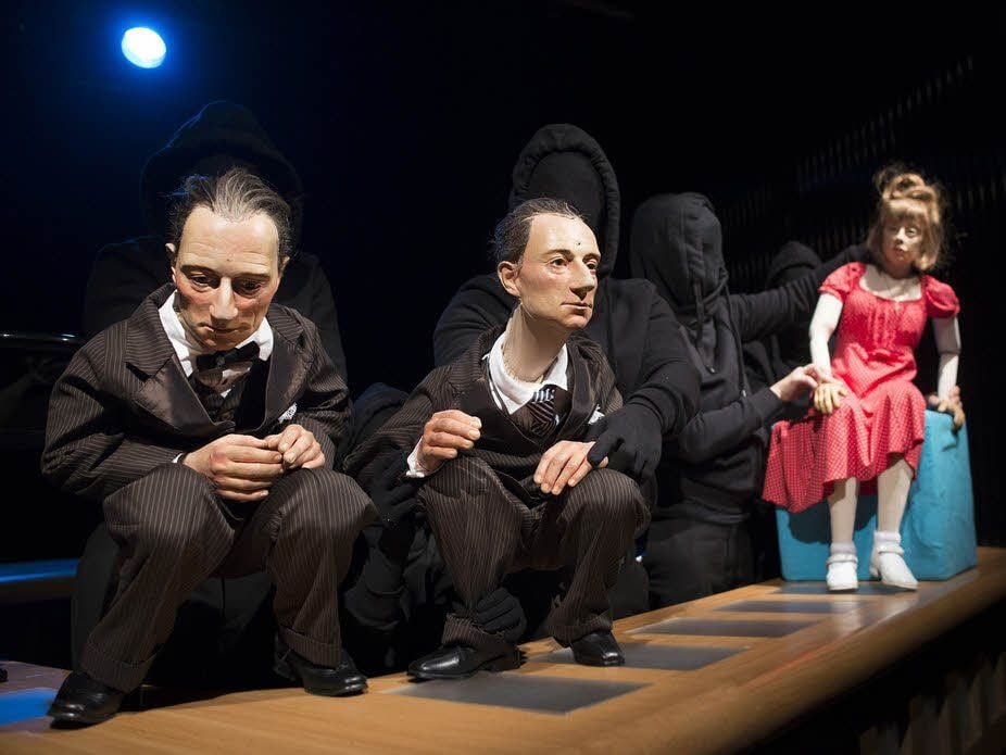 Können Puppen sterben? Oder lieben? Oder beides? Das Puppentheater Halle gibt Auskunft über das Leben, das die Figuren führen.
