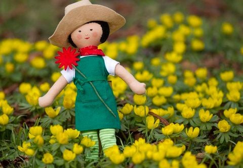 Die «kleine Gärtnerin Florinchen», das Maskottchen des egaparks, steht inmitten von Winterlingen. (FOTO: DPA)