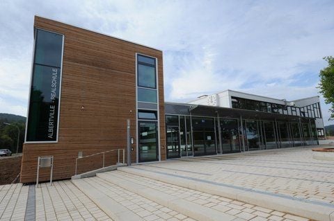 Die frisch umgebaute und erweiterte Albertville-Realschule in Winnenden steht kurz vor dem Wiedereinzug der Schulgemeinschaft. (FOTO: DPA)