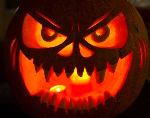 Einen ausgehölter und als Laterne gestalteter Kürbis mit Gruselgesicht. Wenige Tage vor Halloween werden solche Kürbisse in Deutschland in vielen Häusern aufgestellt. (FOTO: DPA)