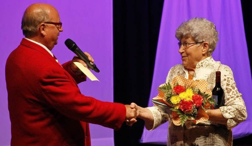 Michael Saro gratuliert Adolphine Hapke von der Volkssolidarität zum „81.“