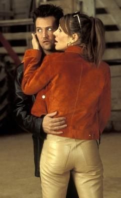 Das undatierte Szenenfoto zeigt Joe Tyler (Matthew Perry) und Sara Moore (Elizabeth Hurley). Joe hat einen der undankbarsten Jobs der Welt: Er stellt - zumeist gegen den Willen der Empfänger - amtliche Dokumente zu. Sara ist Joes nächstes "Opfer". Ihr Mann Gordon, ein reicher texanischer Viehzüchter, lässt ihr durch Joe die Scheidungsunterlagen zukommen. Doch bevor Joe dies erledigen kann, taucht Sara unter. Als Joe sie wiederfindet, ist Sara bereit zurückzuschlagen: Sie unterbreitet ihm ein verlockendes Angebot, um doch noch an ihr Geld zu kommen. (Foto: dpa)