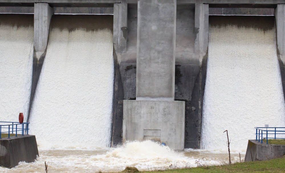 Das Wasser aus der Talsperre in Wippra läuft über. Der Pegel im Ort ist deswegen schnell angestiegen.