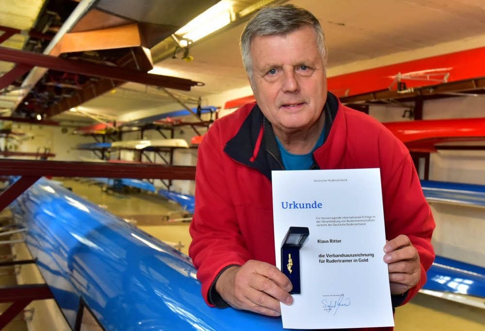 Ein stolzer Klaus Ritter mit der Urkunde und der goldenen Nadel .