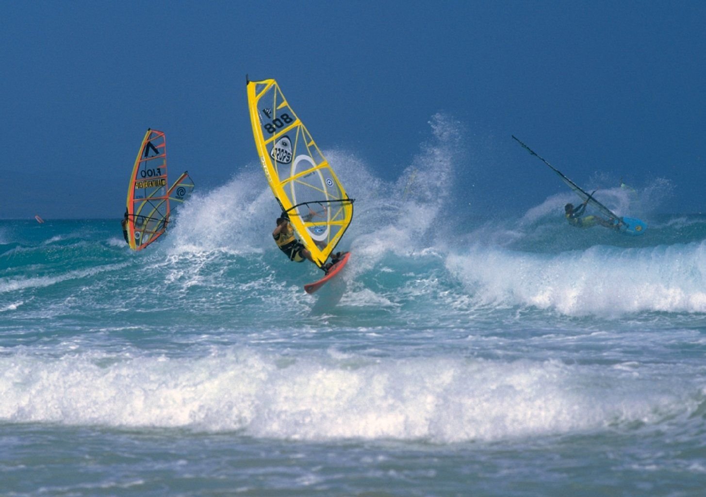 Paradies für Windsurfer: Fuerteventura lockt mit starkem Wind und hohen Wellen die Wassersportler.