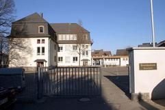 Die Aufnahme vom Dienstag (09.12.2003) zeigt die Grundschule im Koblenzer Stadtteil Moselweis. Eine siebenjährige Schülerin ist am Dienstag (09.12.2003) in der Toilette der Grundschule von einem Unbekannten sexuell missbraucht worden. Laut Polizei war sie dort alleine, als sie ein Mann angesprochen habe. Dann sei es zu «sexuellen Handlungen» gekommen. Das Opfer wurde nach Polizeiangaben «psychologisch und medizinisch betreut». (Foto: dpa)
