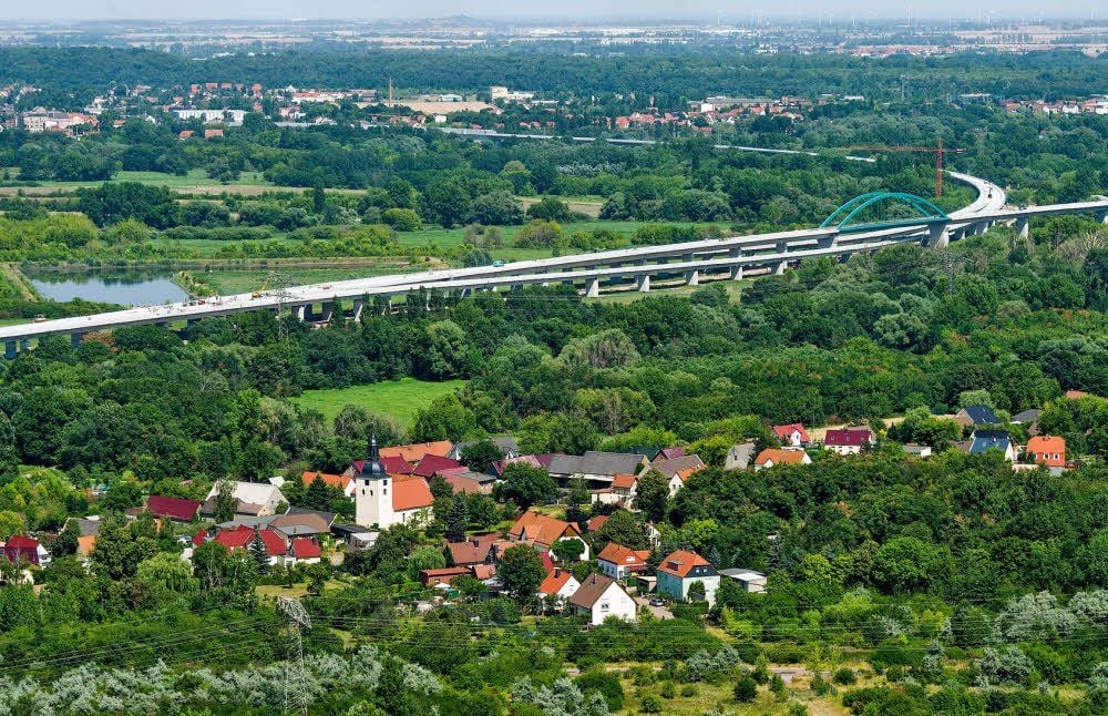 Auf 216 Pfeilern schlängelt sich die Saale-Elster-Talbrücke über die Aue zwischen Korbetha (vorne) und Halle-Ammendorf.