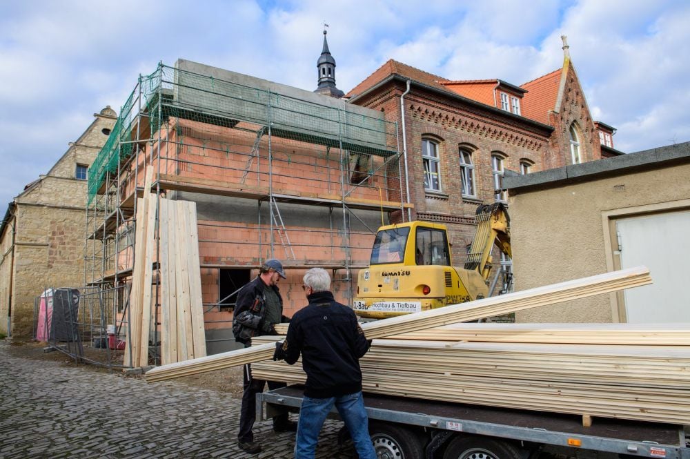 Die Arbeiten am Rohbau des künftigen Südflügels der Lauchaer Kindertagesstätte „Glöckchen“ sind im vollen Gange. Im April kommenden Jahres soll der neue Anbau fertiggestellt sein. Die Kosten liegen bei rund einer halben Million Euro.