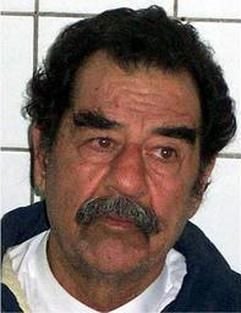Der vor gut zwei Wochen von der US-Armeegefangen genommene frühere irakische Machthaber Saddam Hussein sollinzwischen wichtige Informationen über den Verbleib von Geld undWaffen preisgegeben haben. (Foto: dpa)