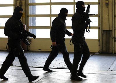 Polizeibeamte einer SEK-Einheit gehen in einer Halle des Flughafens Hannover zu einer Einsatzbesprechung. (FOTO: DPA)