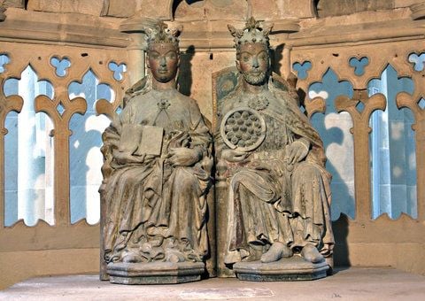 Die Statuen von Otto dem Großen (r.) und seiner Ehefrau, Königin Editha, im Magdeburger Dom. (FOTO: ZB-FUNKREGIO)