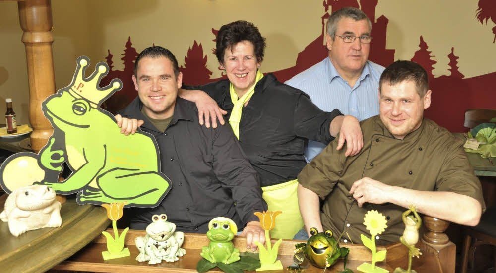 Peter Jänsch (von links), Mutter Marion, Vater Lothar und Bruder Lothar im Froschkönigzimmer des „Paradieses“. Die Gastronomen-Familie will sich ab kommendem Jahr ganz auf das Ausflugslokal konzentrieren und gibt dafür das „Haus des Handwerks“ in der Innenstadt auf.