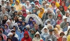 Zuschauer mit Regenschutz bei der Leichtathletik-WM in Helsinki am Dienstag. (Foto: dpa)