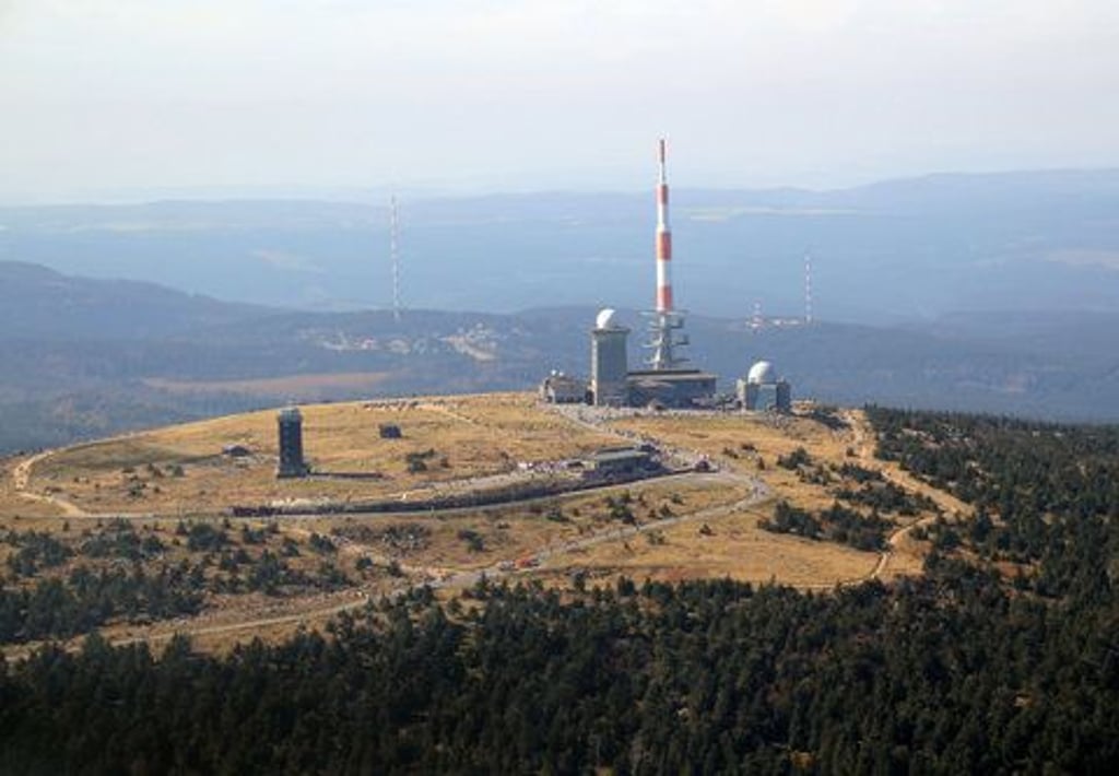 „Uns alle verbindet das Gebirge“: So sieht Landrat Thomas Balcerowski es. Im Bild: der Brocken aus der Luft.