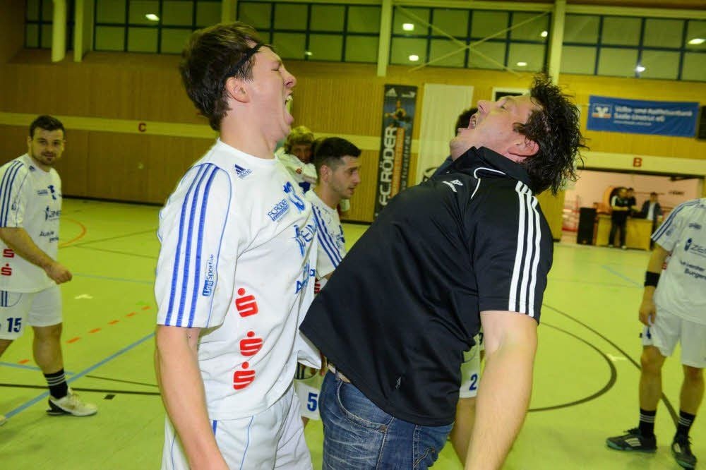 Sebastian Fende (links) und HSV-Vorsitzender Sascha Krieg freuen sich über den Klassenerhalt.