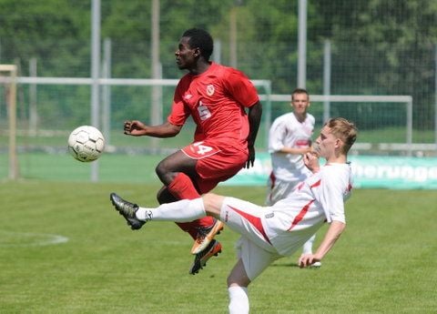 Halles Max Hecht (rechts) stoppt den Cottbuser Oduro Agyemang. (FOTO: ANDREAS LÖFFLER)
