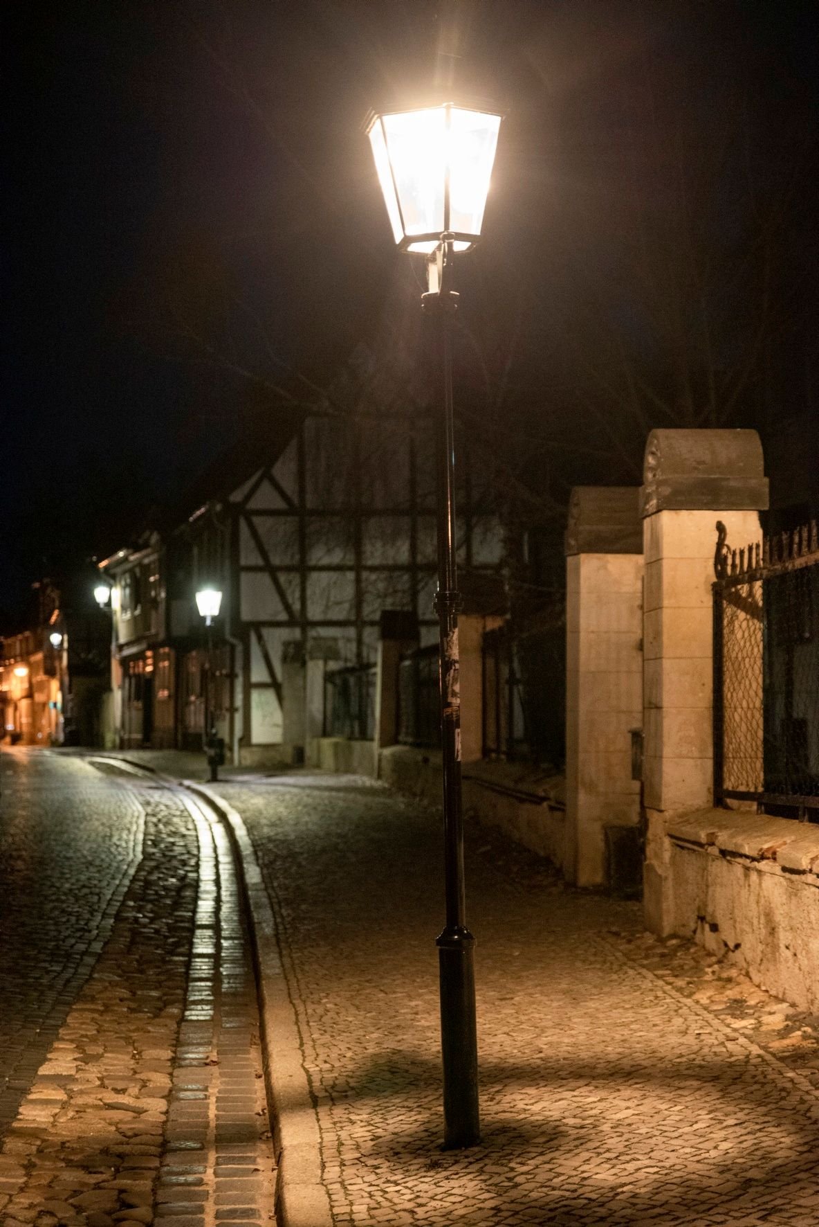Mal gelblicher in der vorderen Straßenlampe, mal sehr hell in den hinteren: verschiedene LED im Konvent in Quedlinburg.