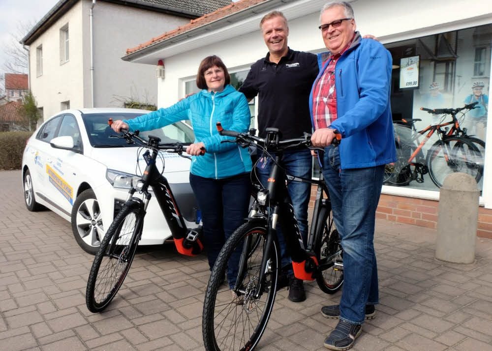 Sabine und Uwe-Ives Schöne (rechts) werden bei ihrem Vorhaben, Kunden für E-Bikes zu begeistern, von Karsten Klöpping unterstützt.