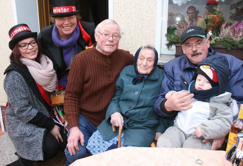 Vier Plossiger Einwohner-Generationen treffen sich auf dem Hof von Familie Meißner (v.l.): Ramona und Katrin Döring (als Mutter-Tochter-Platzmeister-Paar), Lothar Meißner, seine Mutter Luise „Lieschen“ Meißner - mit 95 Jahren die älteste Einwohnerin, Harald Blüthgen und Enkelsohn Ben.