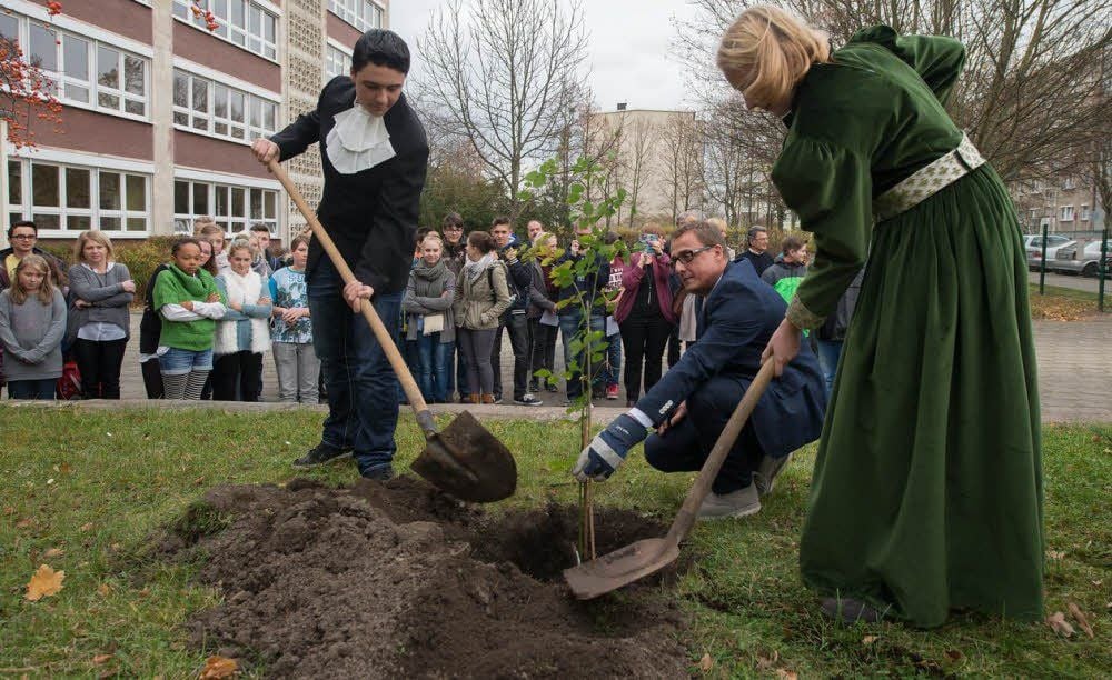 Dorothea Christiane Erxleben (Johanna Thiele) und Johann Christoph Friedrich GutsMuths (Bastian Doberstein) pflanzten mit Schulleiter Dirk Gärtner bei der Preisverleihung die extra gezüchtete Erxleben-Rose.