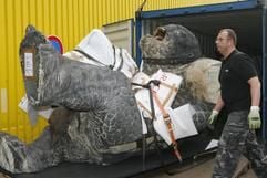 Aus einem Container ragt am Donnerstag (11.01.2007) im Filmpark Babelsberg in Potsdam die monströse, drei Meter große Figur des Höhlen Troll aus der «Herr der Ringe»- Triologie. (Foto: dpa)