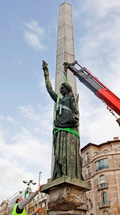 In Barcelona haben Arbeiter die letzte Statute, die an die Diktatur von Francisco Franco erinnert, entfernt. (FOTO: DPA)