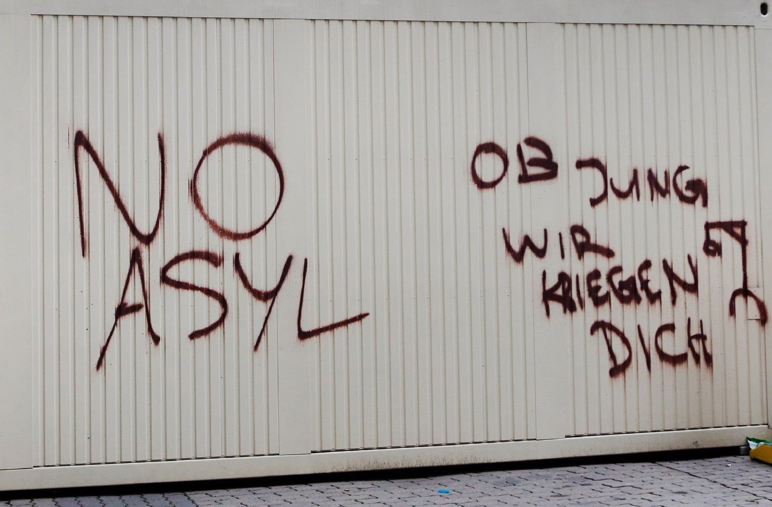 Unbekannte Täter haben am 19.10.2015 in Leipzig auf einem Baucontainer die Schriftzüge «No Asyl» und «OB Jung wir kriegen dich» gesprüht.