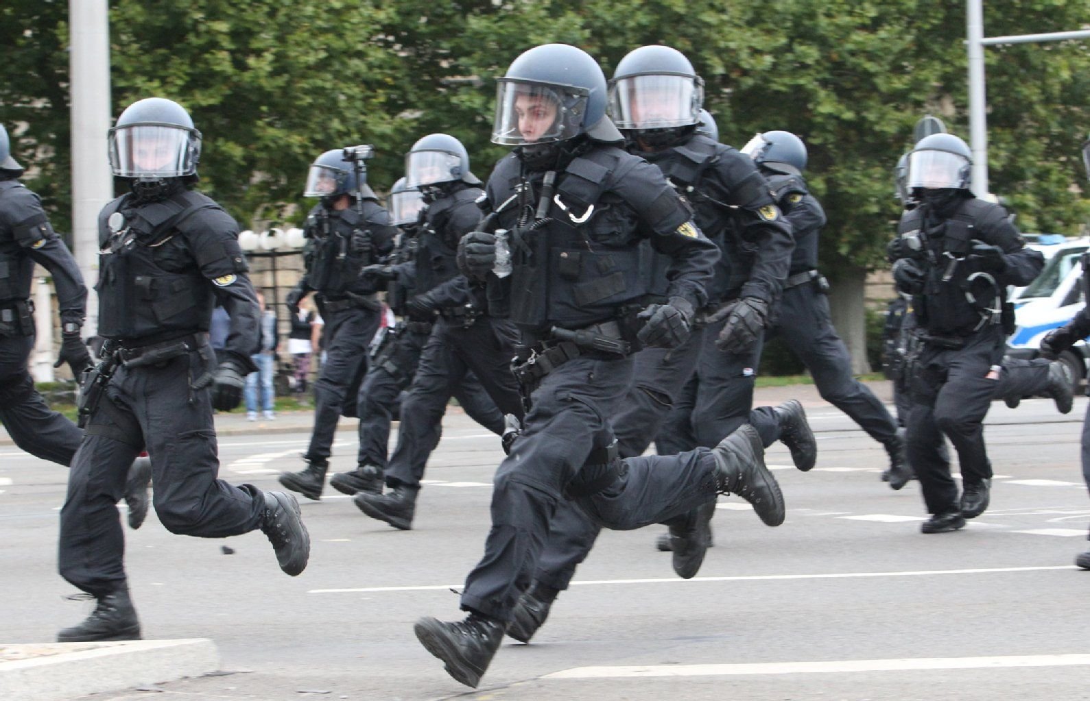 Bereits im September kam es in Leipzig bei einer Demonstration zu Ausschreitungen. Die Polizei ist am Samstag in Alarmbereitschaft.