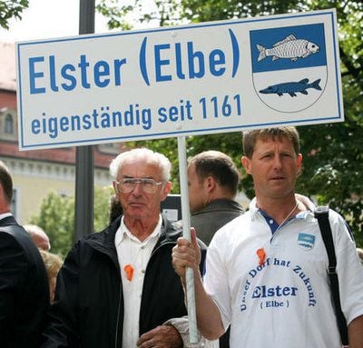 Kommunalpolitiker aus dem Landkreis Wittenberg demonstrieren am Freitag (13.07.2007) vor dem Landtag in Magdeburg gegen die Pläne von Sachsen-Anhalts CDU-SPD-Koalition für eine Gemeindestrukturreform. (FOTO: DPA)