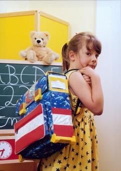 Schon mit vier Jahren Schreiben und Lesen lernen? Ähnlich frühe Einschulungstermine wie in manchen anderen Ländern lässt das deutsche Bildungssystem derzeit nicht zu. Trotzdem ist es mitunter sinnvoll, wenn Eltern ihr Kind früher als üblich in die Schule schicken. (Foto: dpa)