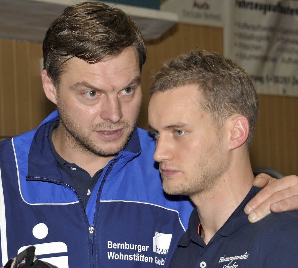 Askania-Trainer Thomas Diedrich (links) mit seinem Kapitän Michael Schmidt.