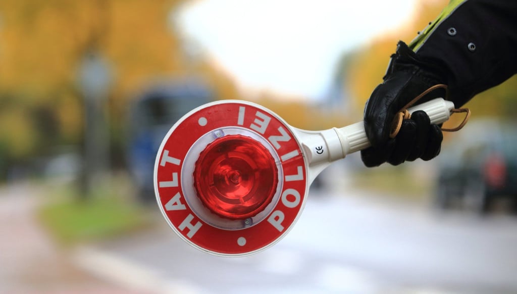 Der Führerschein und die Fahrzeugschlüssel wurden sichergestellt.