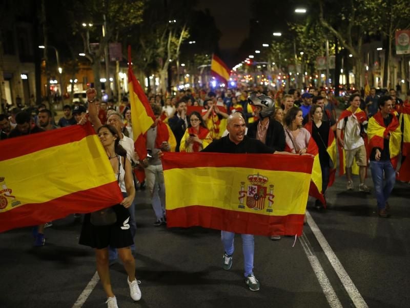 Auch sie machen sich bemerkbar: Gegner der Unabhängigkeit Kataloniens demonstrieren in Barcelona mit spanischen Nationalflaggen. Foto: Francisco Seco