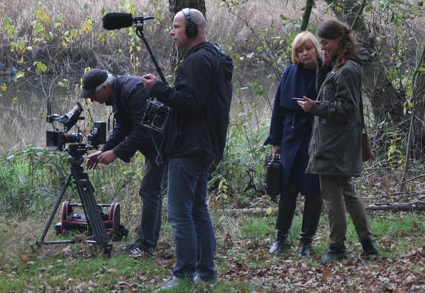 Das Filmteam des niederländischen Fernsehens bei den Dreharbeit im Jessener Eichenhain. Zweite von rechts ist Regisseurin Britta Hosman.