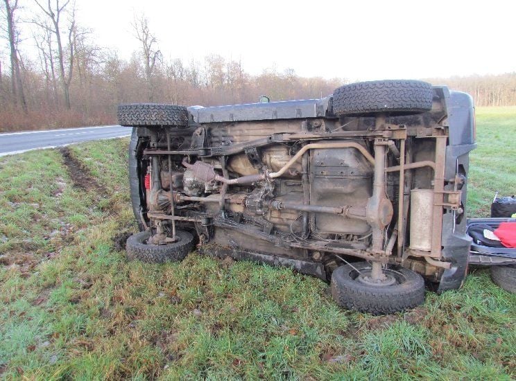 Mehrere Autofahrer gerieten auf spiegelglatter Fahrbahn ins Schlingern.