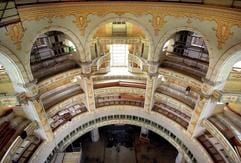 Die farbliche Gestaltung im Innern der Frauenkirche ist bis auf die Kuppelgemälde nahezu abgeschlossen. Bis zur Weihe im Oktober 2005 werden die Emporen fertiggestellt, Orgel und Altar eingebaut. (Foto: dpa)