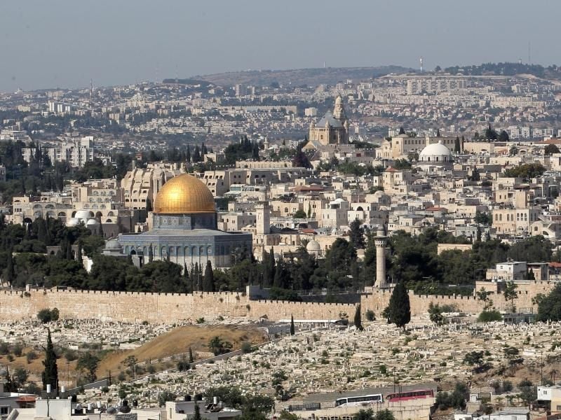 Blick vom Ölberg auf Jerusalem. Links ist die vergoldete Kuppel des Felsendoms zu sehen. Foto: Roland Holschneider