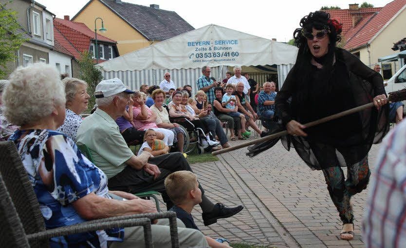 Gleich zu Beginn der Märchen-Aufführung in Reicho erlebten die Zuschauer die Hexe Jutta in voller Fahrt.