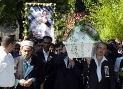 Den Sarg der am 17. Mai 2005 ermordeten sechs Jahre alten Ayla, begleiten Angehörige der Familie und Freunde am Sonntag (29.05.2005) auf dem Zentralfriedhof in Zwickau zu ihrer letzten Ruhestätte. (Foto: dpa)